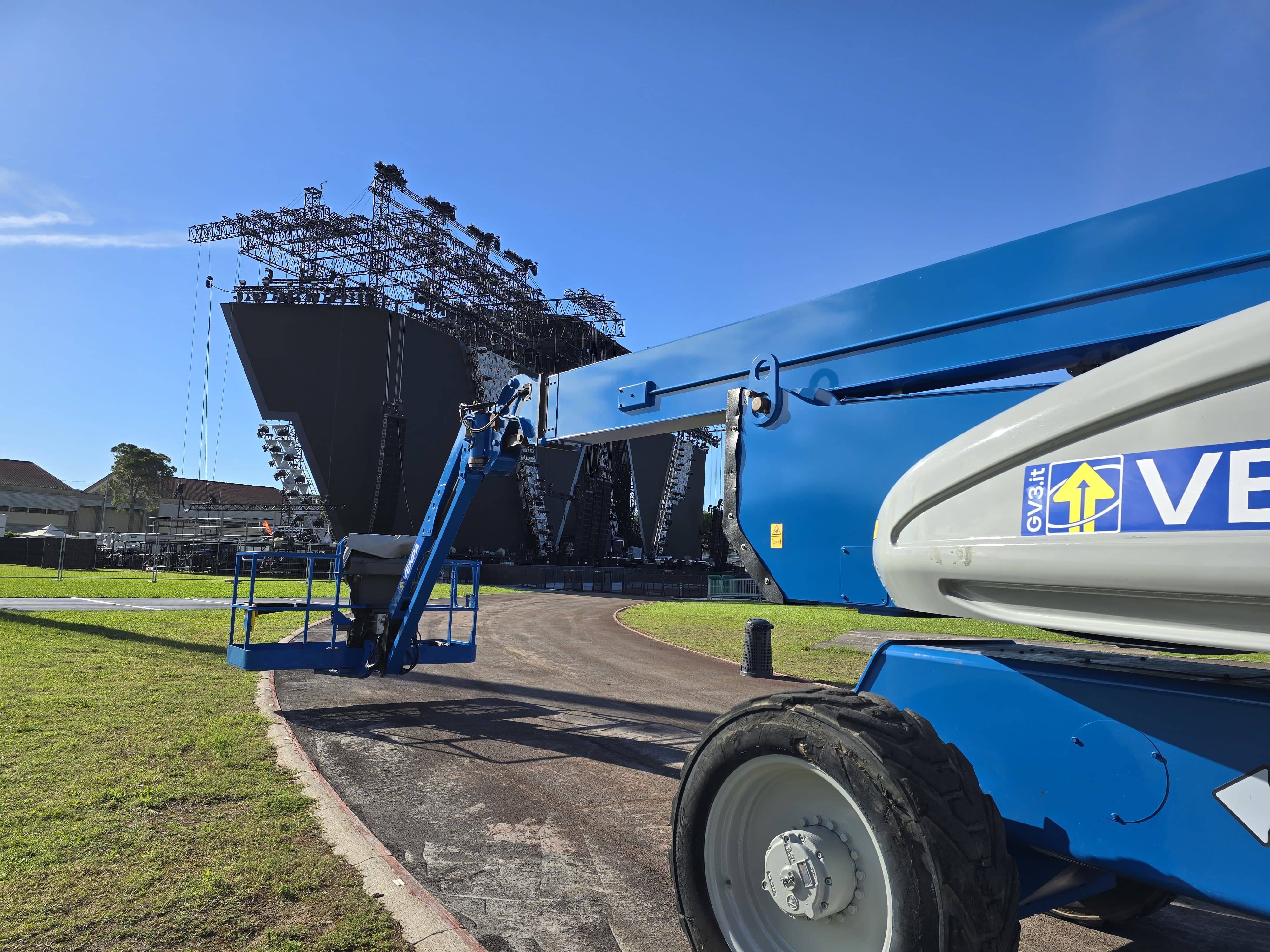 Noleggio piattaforma aerea per allestimento palchi ed eventi